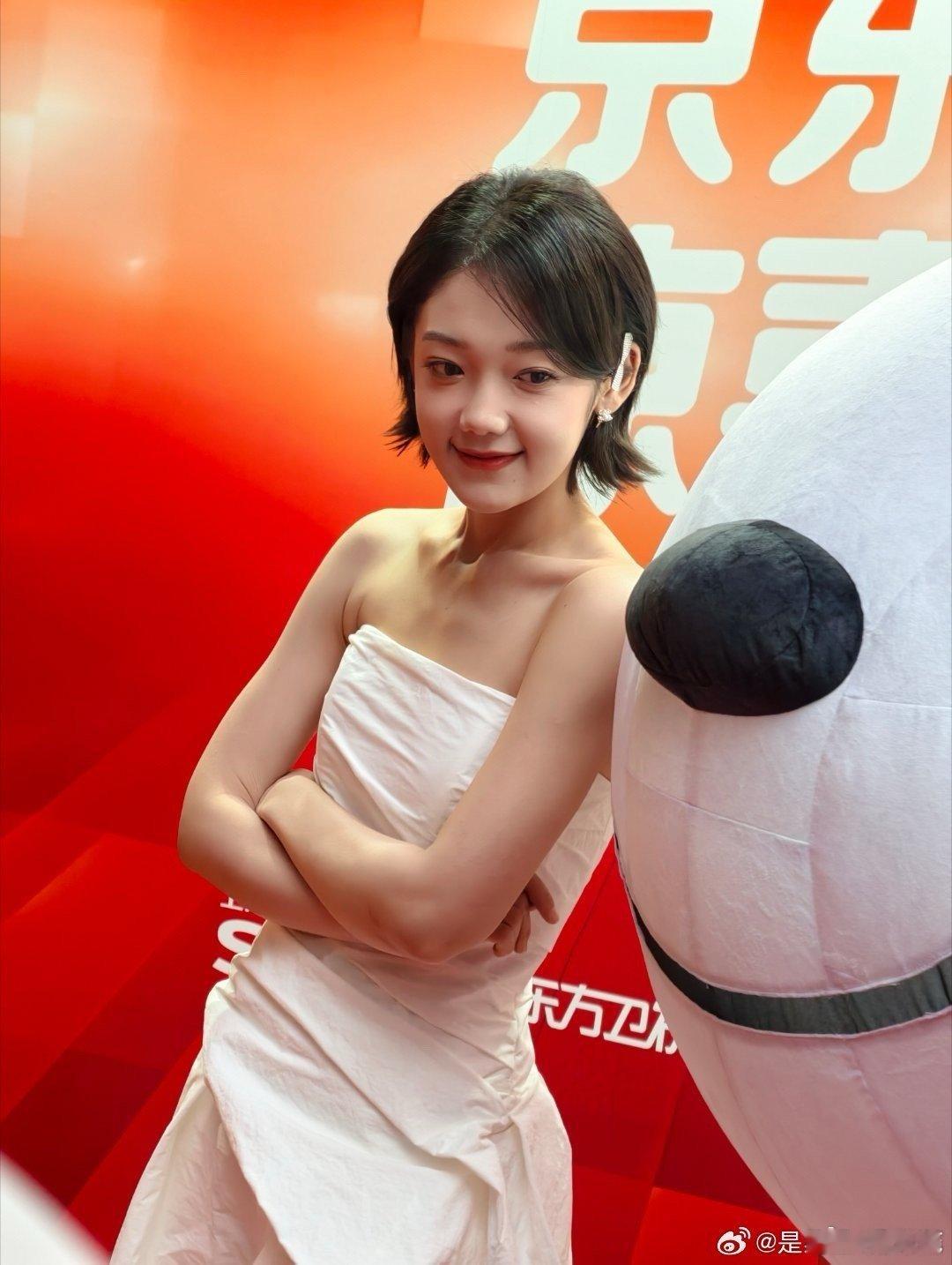 希林娜依高穿礼服跳技能五子棋 希林娜依高这是“不走寻常路”啊！穿白色礼服跳技能五