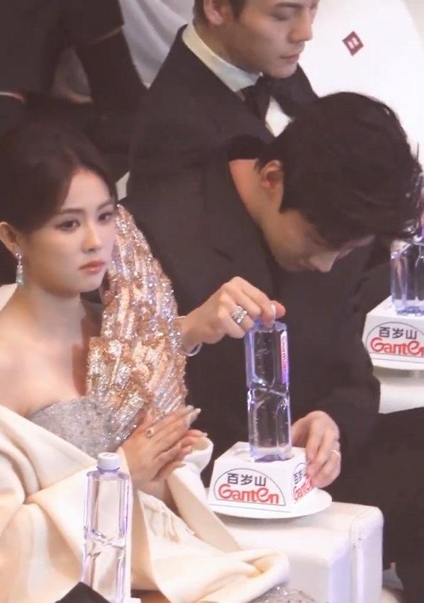 2026电视剧品质盛典，

本来以为是看帅哥美女的，

结果全场最亮的仔，

竟