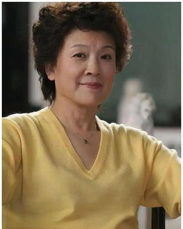 宋春丽，为了事业真是拼了！她1980年在拍摄《奸细》时意外怀孕，但拍摄现场天气太