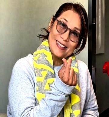 和翁美玲同岁的杨盼盼晚年生活还是很幸福的。66岁的她一边带外孙，一边忙着传武术。