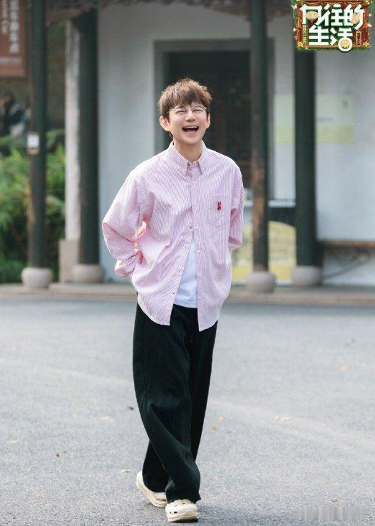 魏大勋的镜头焦虑要被何老师玩坏了！数完嘉宾人数直接emo，还被补刀加更见 