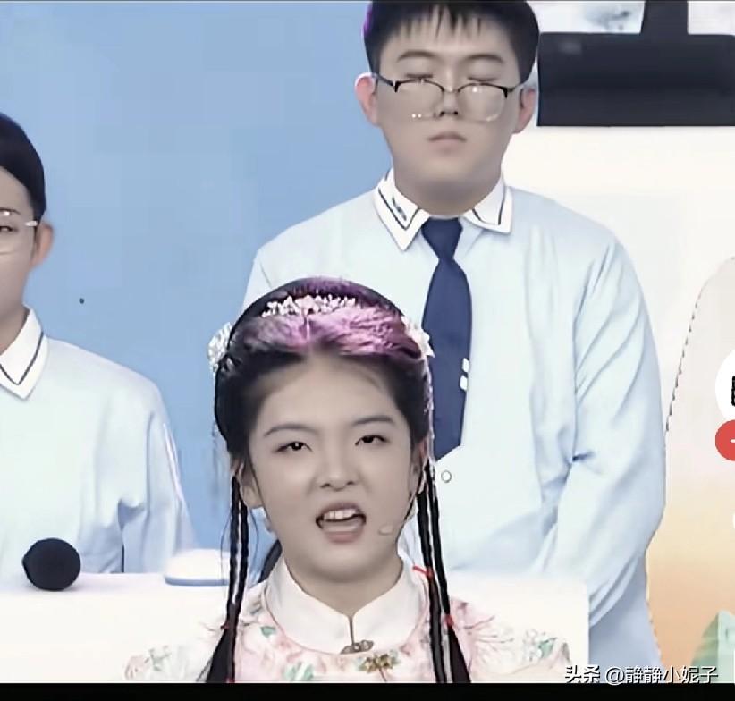 刷到王大艺参加节目表演民谣，两眼很奇怪，无神，很多学霸在后面当背景板，一脸不情愿