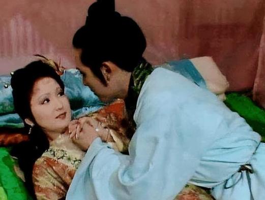古代夫妻进行房事时，通房丫鬟必须守在一旁，看着主人做私密之事，她们不尴尬吗?通房