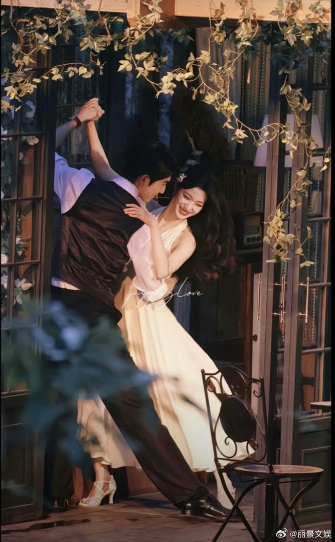 胡杏儿喊话张凌赫王楚然再跳一曲这一秒过火 胡杏儿妥妥的CP头子！空降弹幕喊话张凌