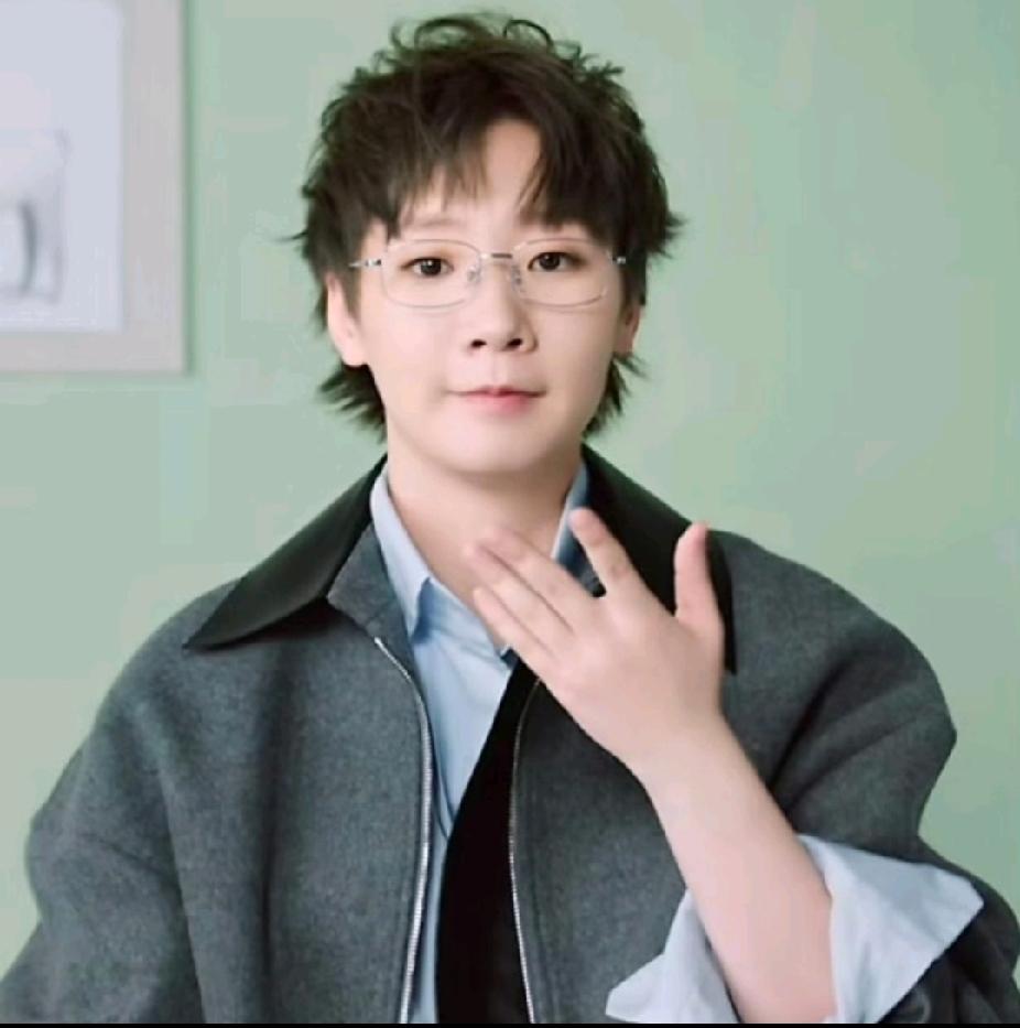 两种反差感直接戳中我
 
赛场之上是杀伐果断、气场全开的乒坛猛将，眼神锐利，每一