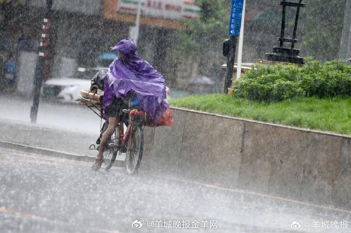 【“龙舟水”来了！#广州多区发布雷雨大风预警#】广州市气象台表示，目前西南方向移