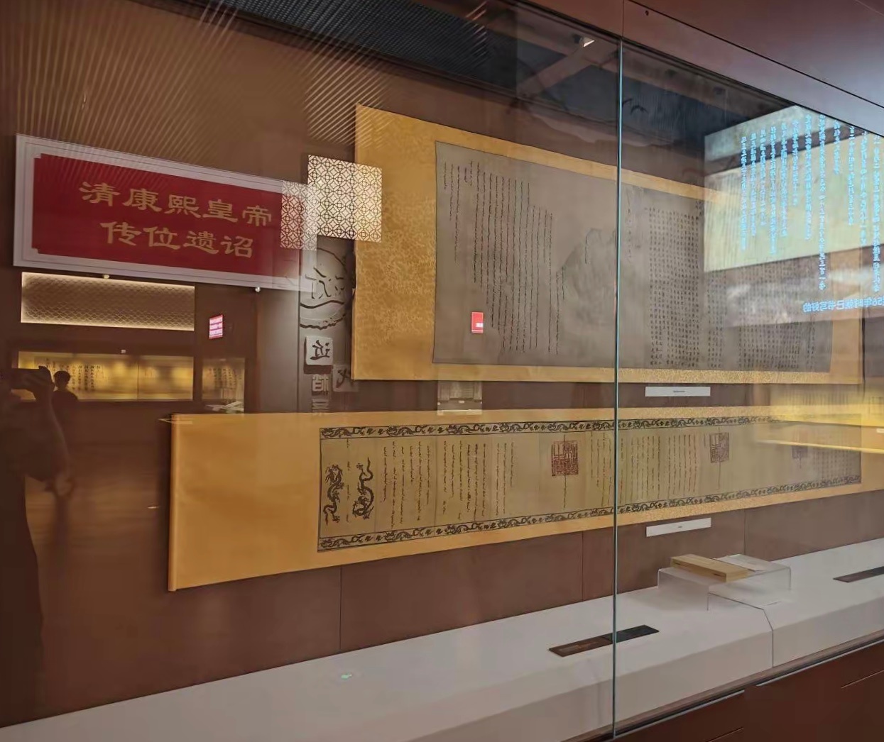 习惯了喝假酒，偶尔喝一次真酒，反而感到不习惯。野史和文学作品认为：雍正是因为篡改