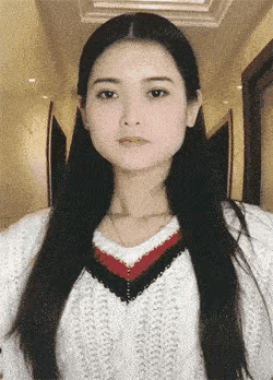 美女太厉害了，晃了几下，不仅仅脸变瘦了，就连女人的特性曲线也消失了。