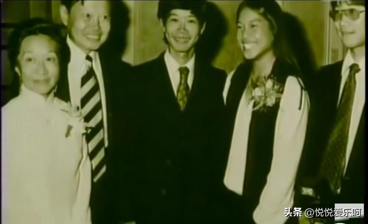 这张是杨振宁先生的全家福，这张照片拍摄于1982年，从左到右依次是：
 
1. 