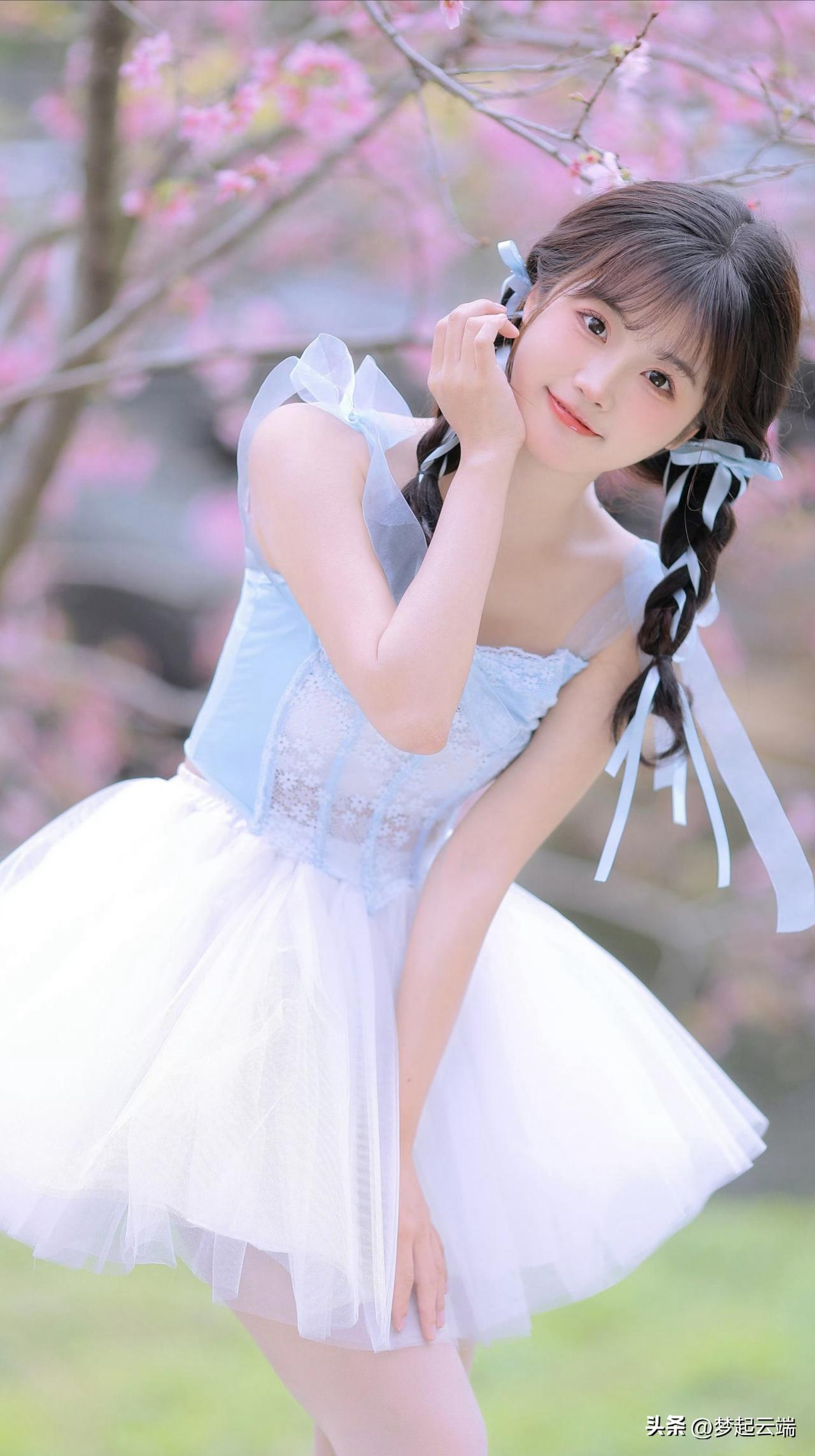 樱花树下的小仙女，梦幻的蓝白色调，少女心爆棚！🌸💕