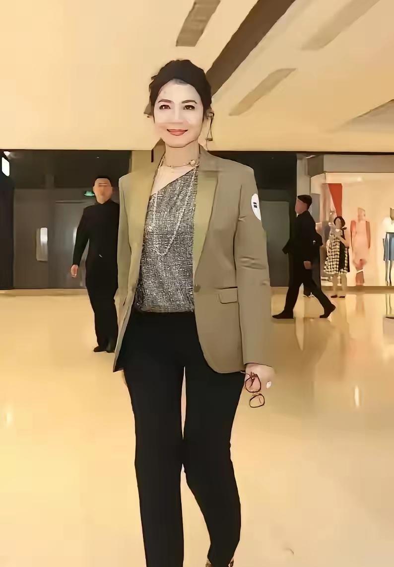 你知道“香港第一美女”是谁吗？她就是钟楚红！如今64岁的她，不仅颜值在线，人品更