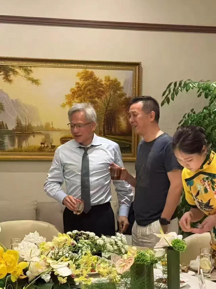 英伟达的黄仁勋变化有点大，

来了中国川的是西服，在饭桌上喝酒，感觉融入中国酒桌