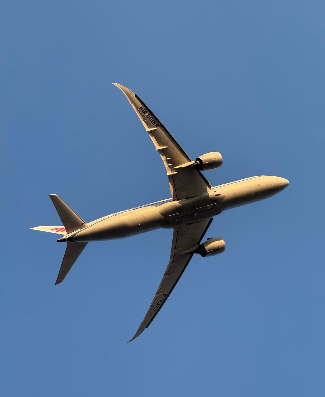 机票燃油附加费要涨啦！受中东局势影响，国际油价波动，很多航空公司都开始上调燃油附