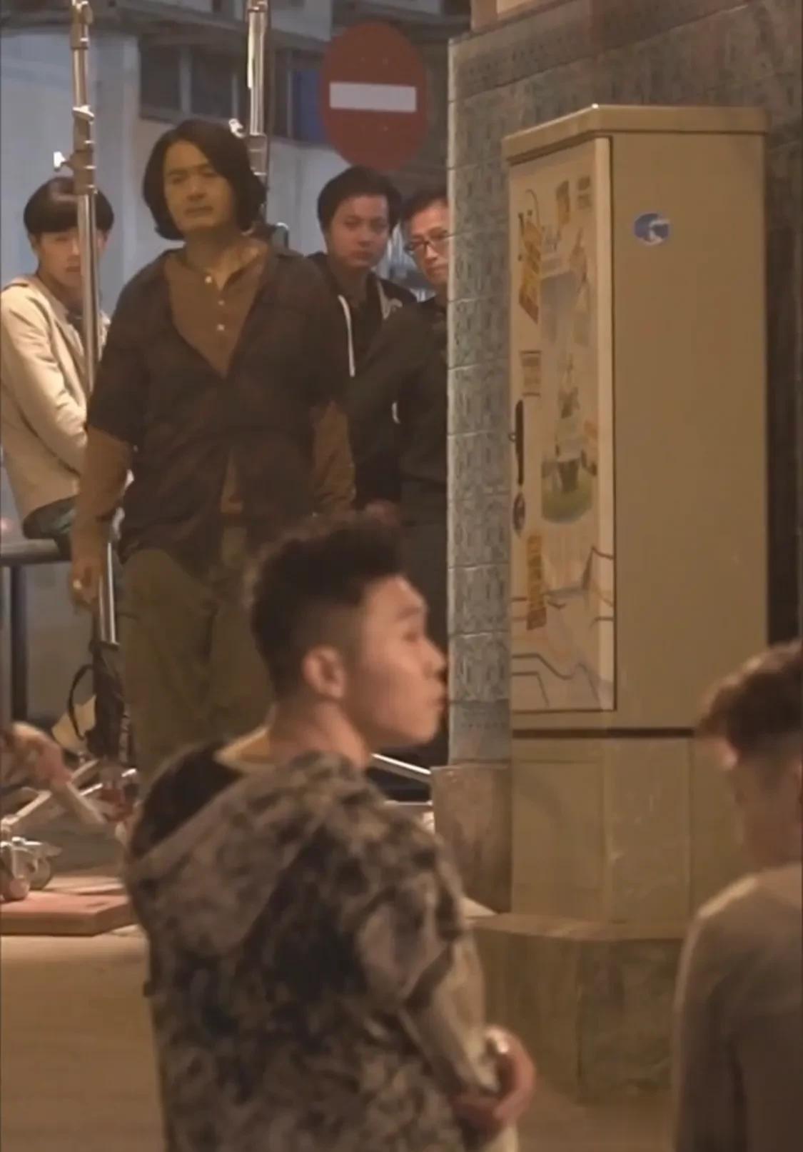 周润发片场花絮流出，为了达到最好的效果，配合群演一遍一遍的拍摄自己被凌辱的戏份，