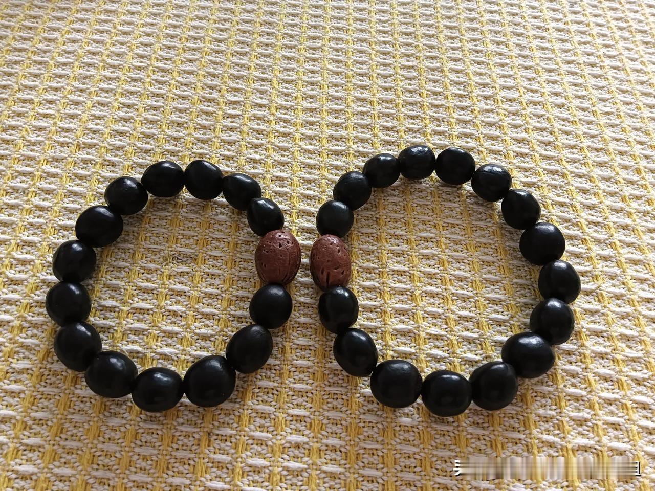 情侣款，无患子配桃核磨圆的珠子，有点心心相印的感觉吧。
情侣手串分享✨ 手串两用