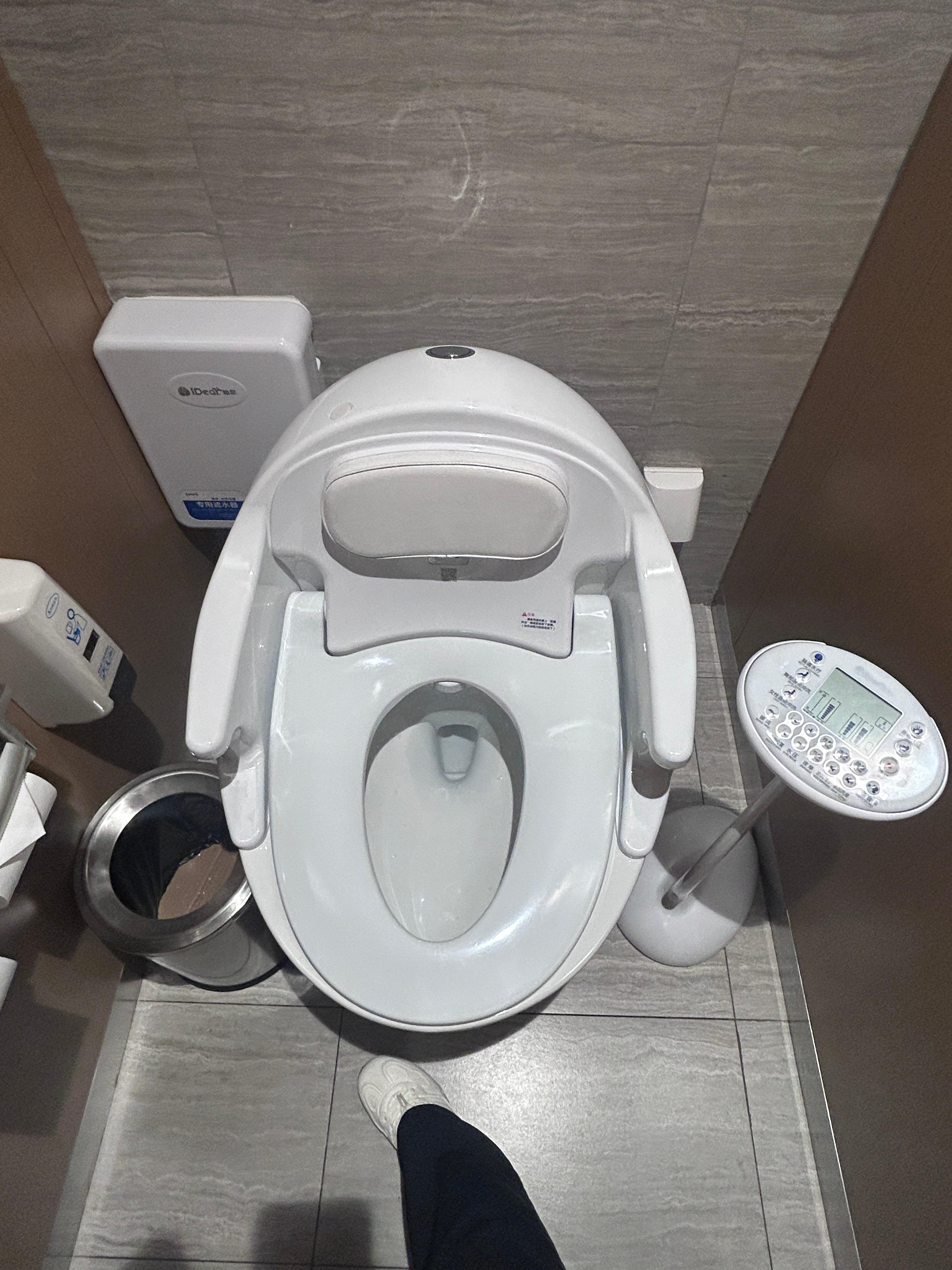 还是有钱人会享受，马桶都带靠垫