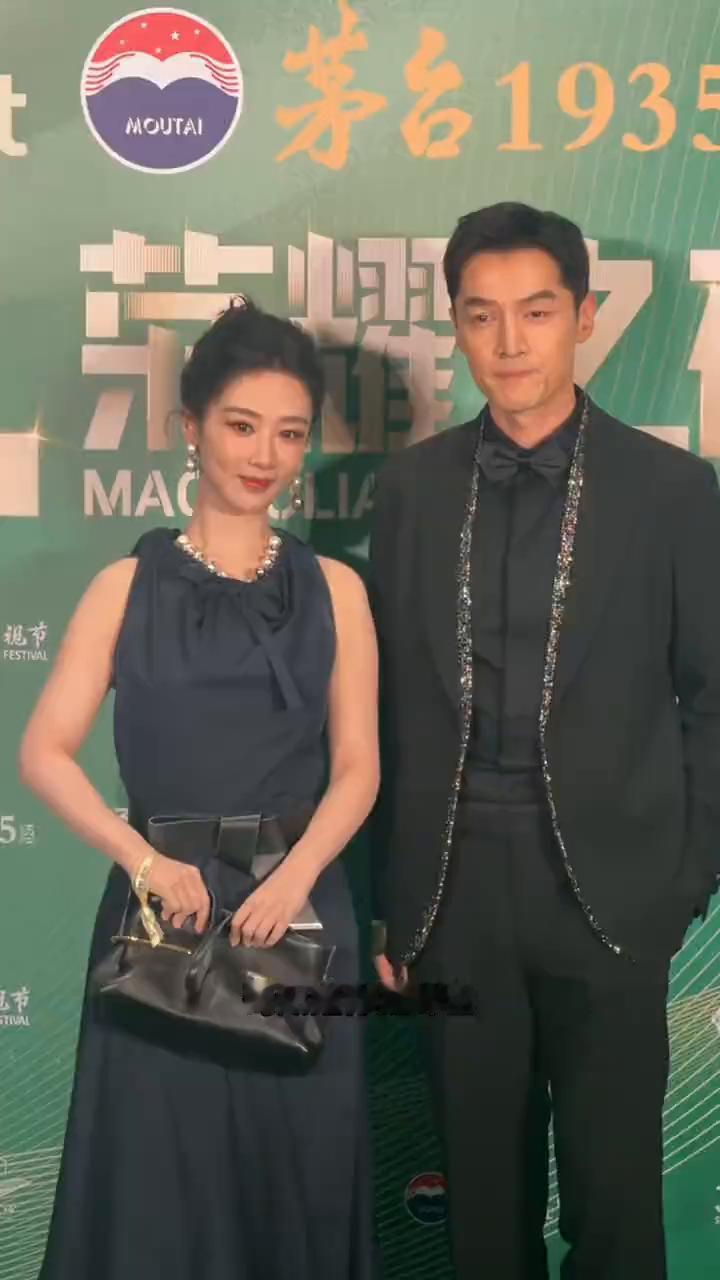 胡歌你真的把已婚男人的边界感拿捏的死死的。
6月25日白玉兰提名宴上，胡歌、杨紫