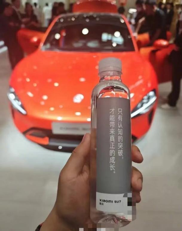 难怪有网友说北京车展是一场朴华无实的商战[奸笑]继各大创始人“车模”露面后，小米