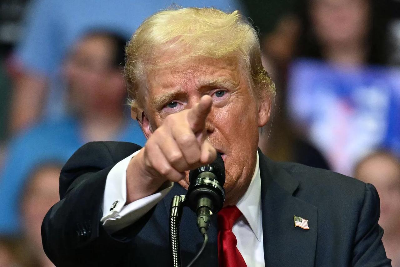 特朗普2026年的年度计划堪称疯狂，步步紧逼想称霸全球，没想到刚走两步就彻底翻车