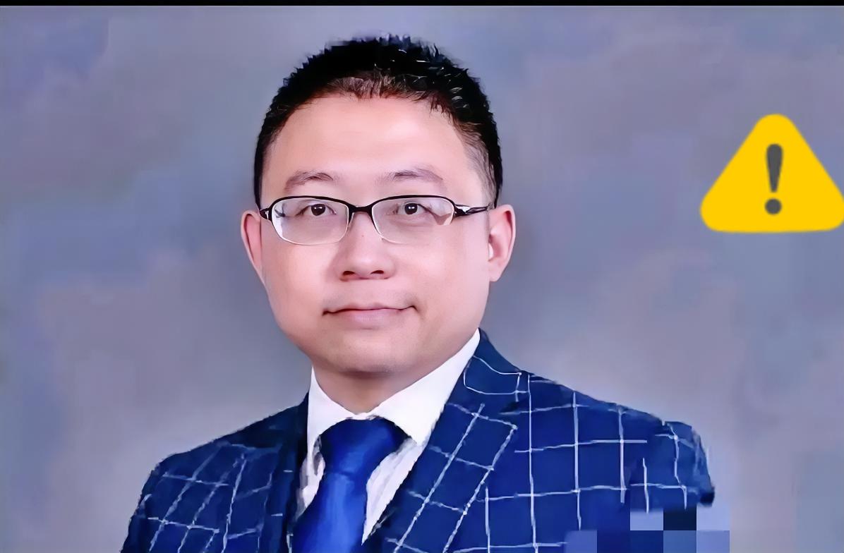 这就很搞笑了，真的是笑发财了。

秒还在台上指点江山，满口专业术语唬人，摆出一副