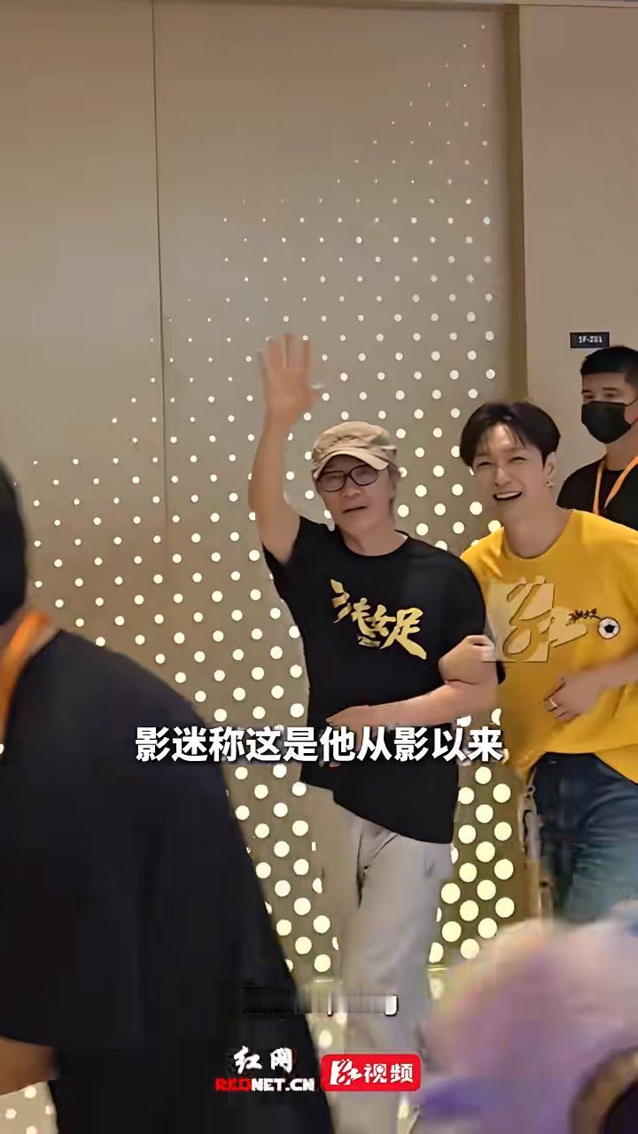 破防！64岁周星驰长沙路演太温柔，满头白发却依旧少年！
 
真的被周星驰狠狠戳中