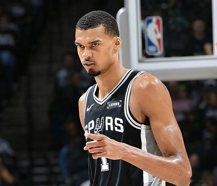 NBA西部决赛，马刺对阵雷霆比赛中，出现了奇葩一幕。今天雷霆主帅应该后悔派上此人