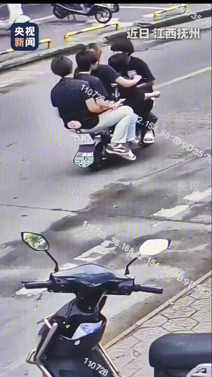 这5个小伙火到央视新闻了！江西抚州，交警发现一辆电动车竟然有5个人骑！！锁定车主