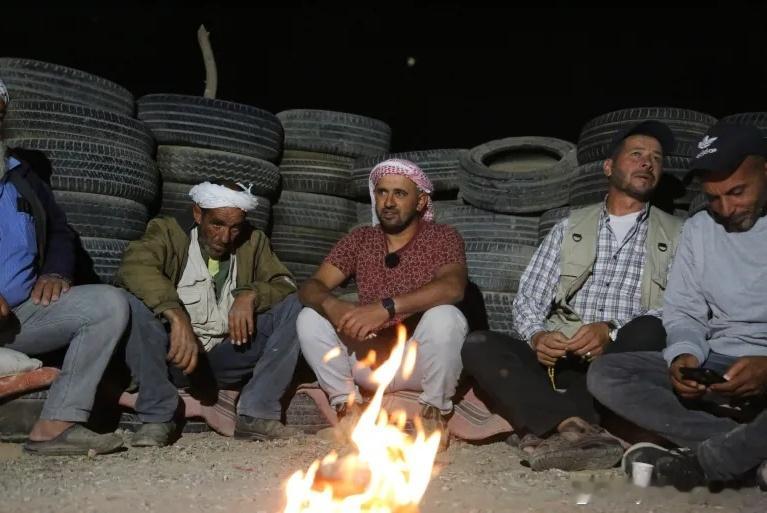 半岛专题——被占领土约旦河西岸山峰的夜守护者日落时分，守护者们聚集在附近的山丘上
