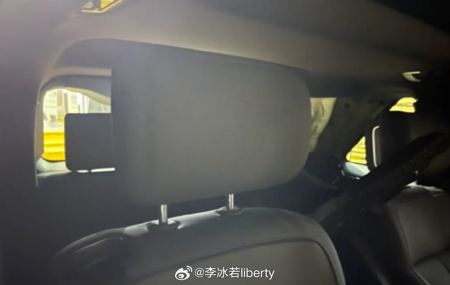 有点东西先瞅到增程动力形式的大路虎你别说还挺有发现那个感觉的尤其是车后45度这个