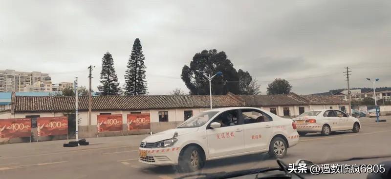 教练！我不是天才，你说一次我就会开，还会花钱找你学吗？

今年这个暑假我决定学开