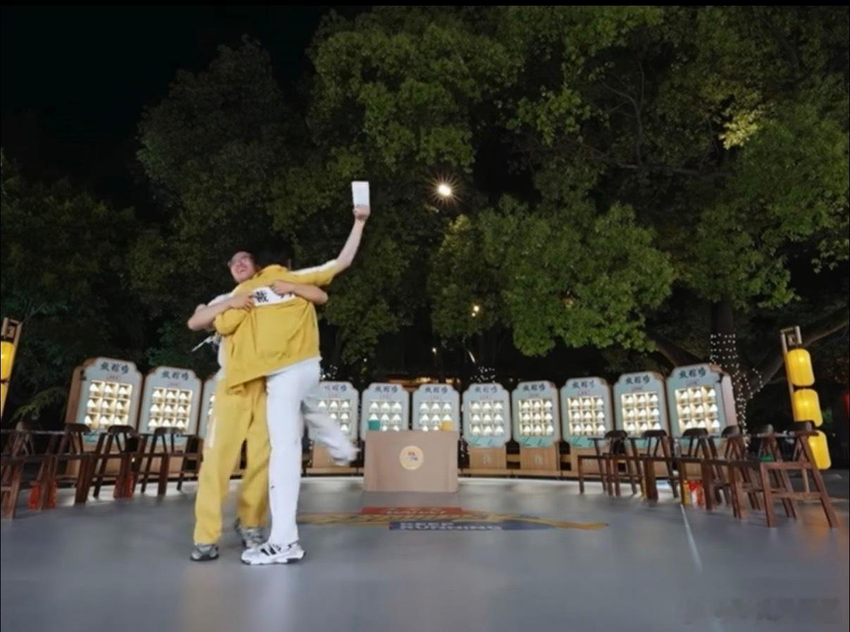 张真源和裁判连撕了五把名牌 孩子气又温柔的特质在张真源身上完美展现，接连两次撕名