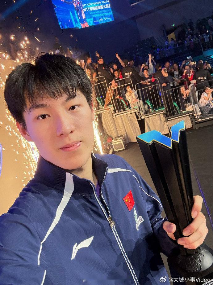 【温瑞博冠军自拍】4月12日，分享温润博男单冠军自拍。恭喜夺冠！ 温瑞博太原站双