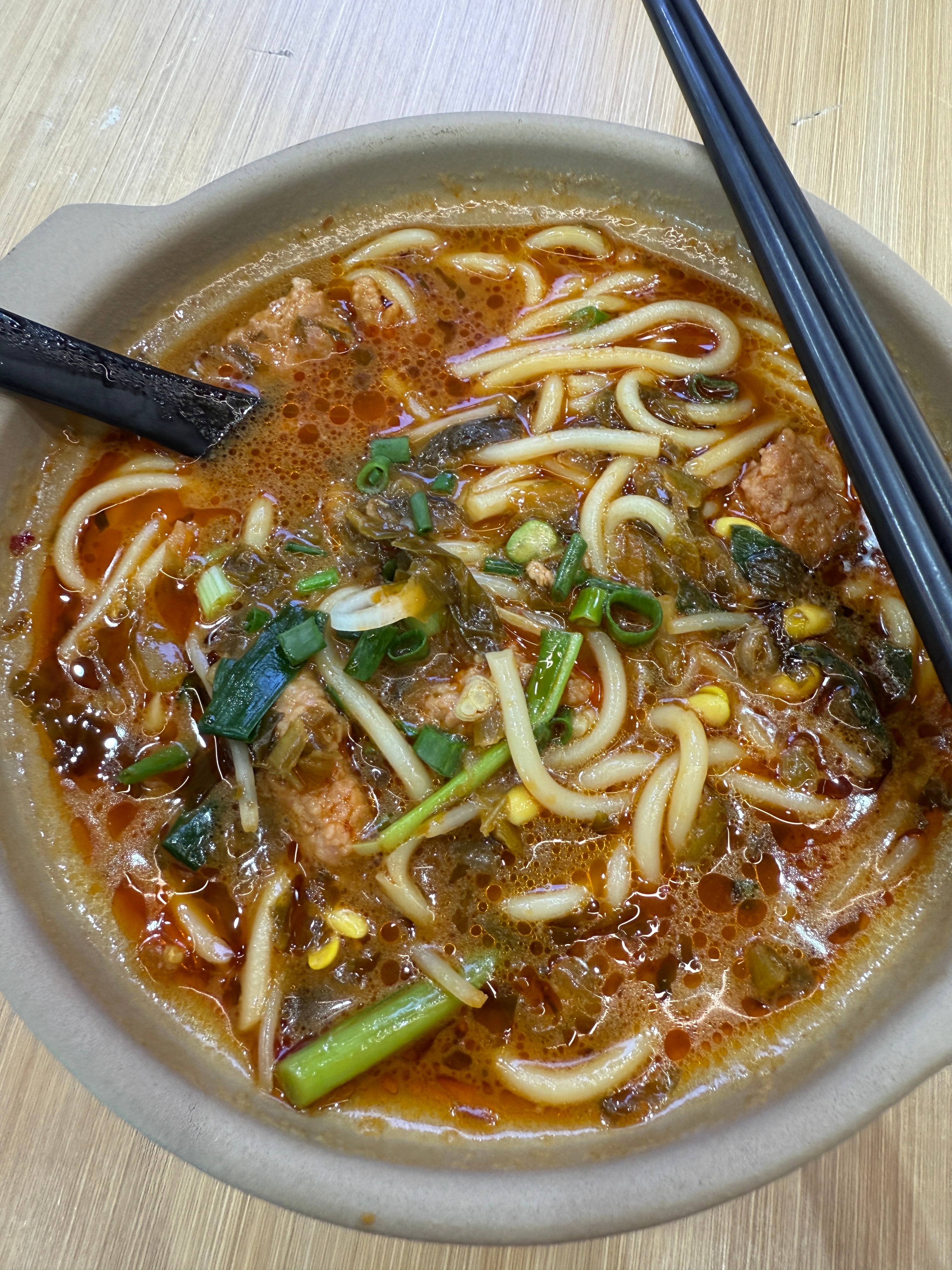 晕机了落地嗷嗷吐…云南这边山多气流乱，加上又是小飞机，快落地上下起伏那几下真遭不