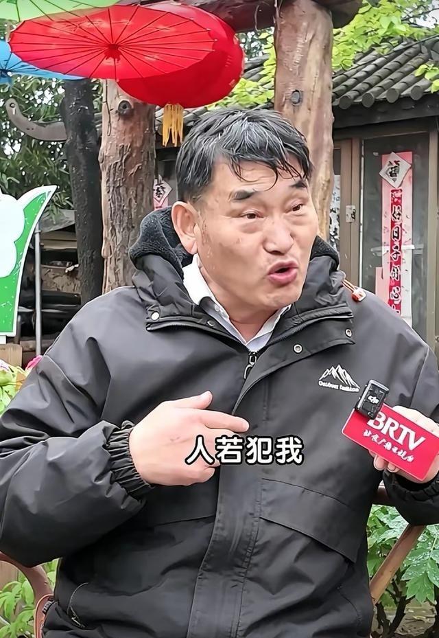 朱之文从一个普通农民走到今天，靠的是一副好嗓子和朴实的形象。这么多年过去，他依旧