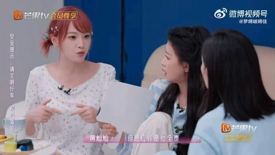 黄灿灿拍咸鱼飞升期间被撞飞 被撞飞已经够惨了，还要被误会。黄灿灿这次是真·飞升了