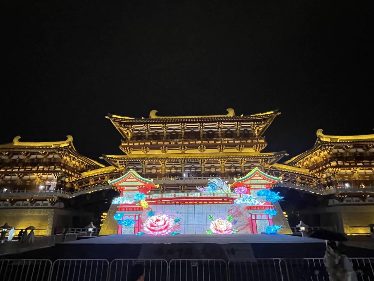 小爱同学又有好玩的功能了，这AI扩图功能还是很有用的。比如对手机上的小爱同学说“