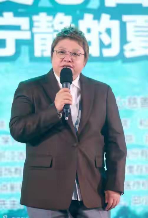 韩红要怎样做才能彻底翻盘？

不作回应，继续做事就可以了。

你和别人最亲近的关