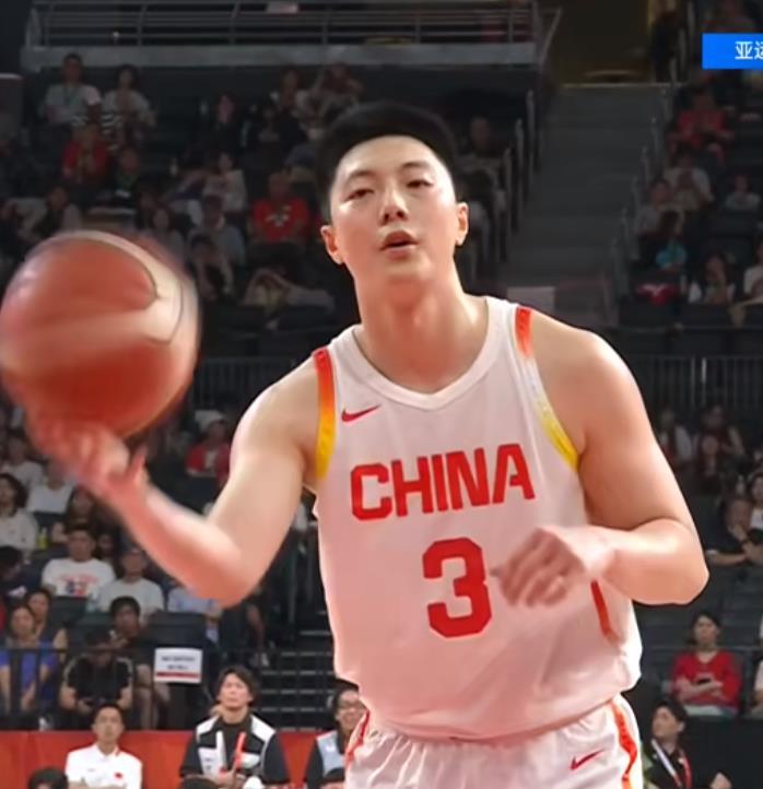胡明轩啊！是不是成为棋手之后举旗太累了，今天和伊朗的三四名之战，三节结束后胡明轩
