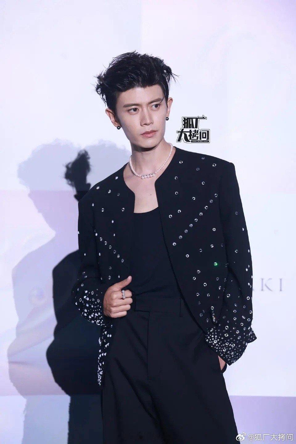 任嘉伦和吴磊远离大背头吧 好崎岖 像俩流浪汉 ​​​