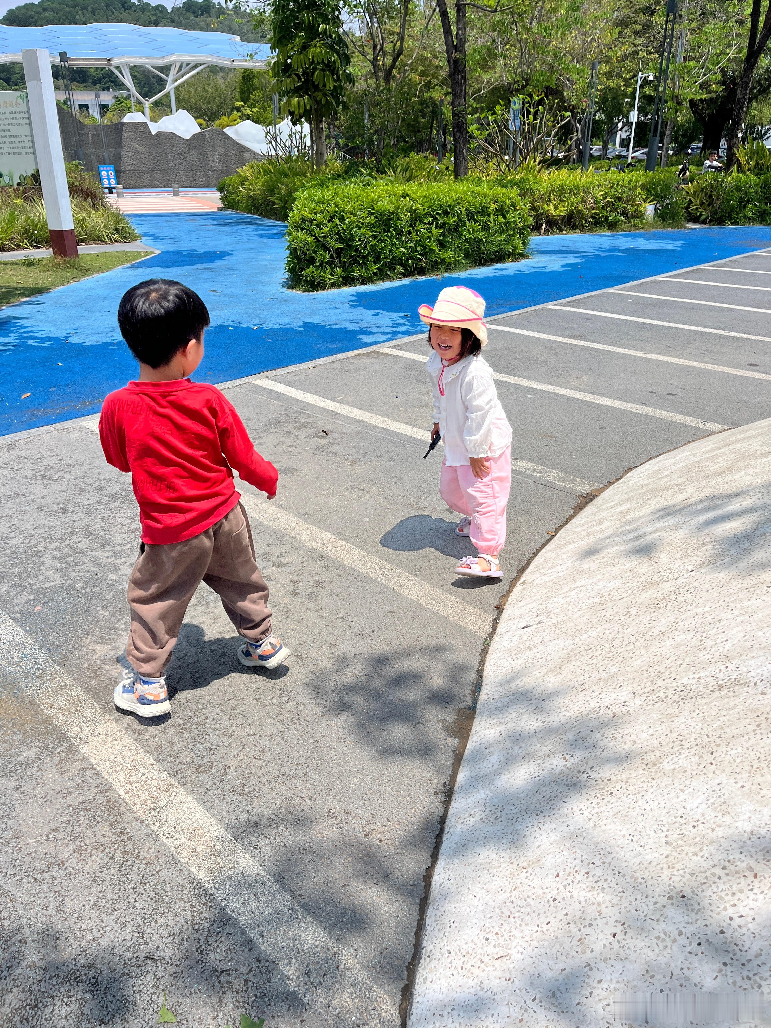 在公园偶遇同学，好开心，玩到不肯回家，后面同学回家了，还追去看看，他到底有没有回