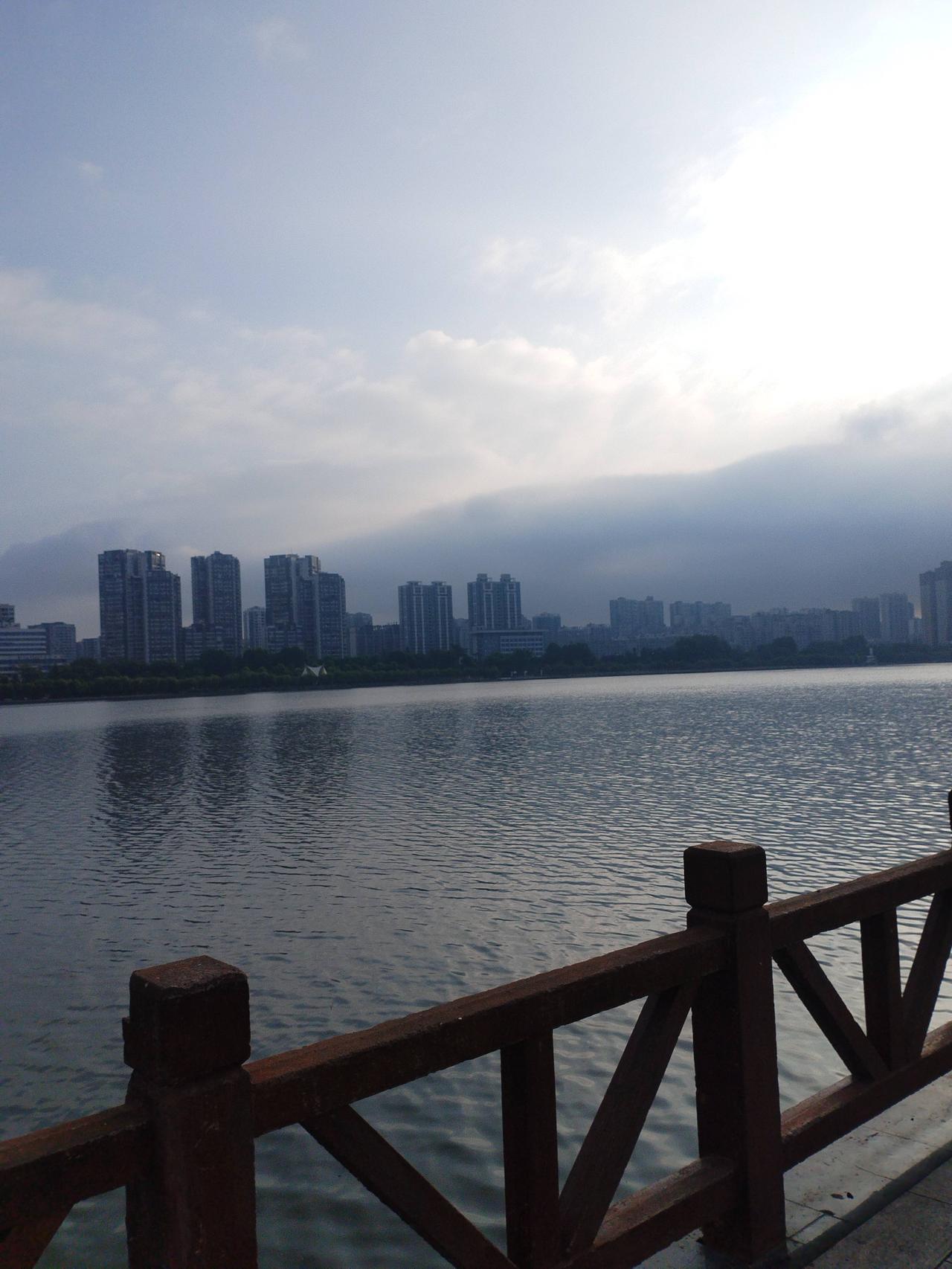 下联：地远载春秋

先拆解上联的核心巧思：以“天”为核心主体，用“宽”字点出天地