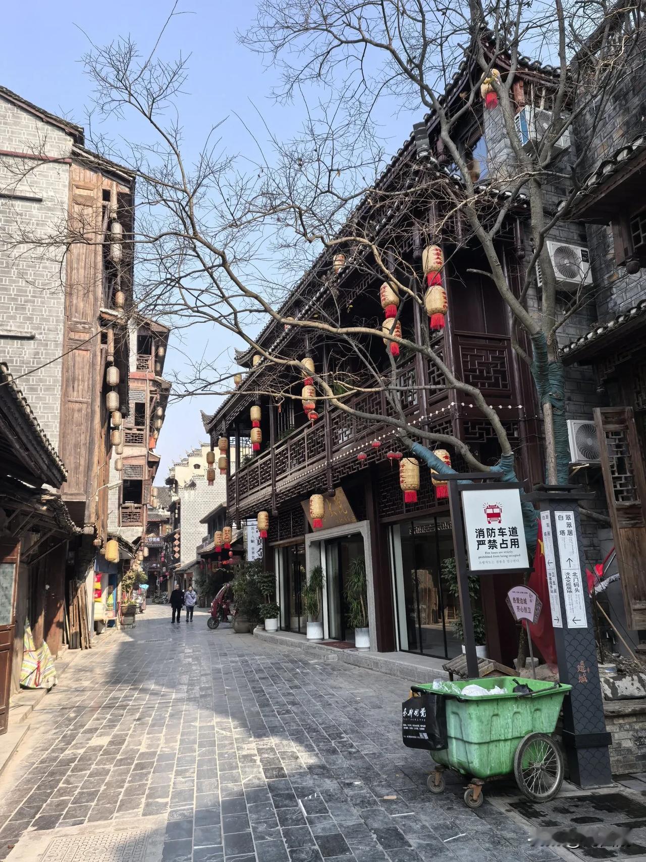 七律.祝贺茶峒舒家大院四合院民宿落成
（2014年12月28日）
舒家民宿四合院