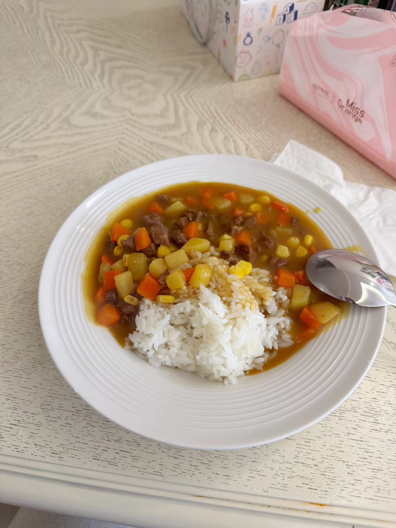 每次回家表姐都给我做我最爱的咖喱饭嘿嘿～爽之 