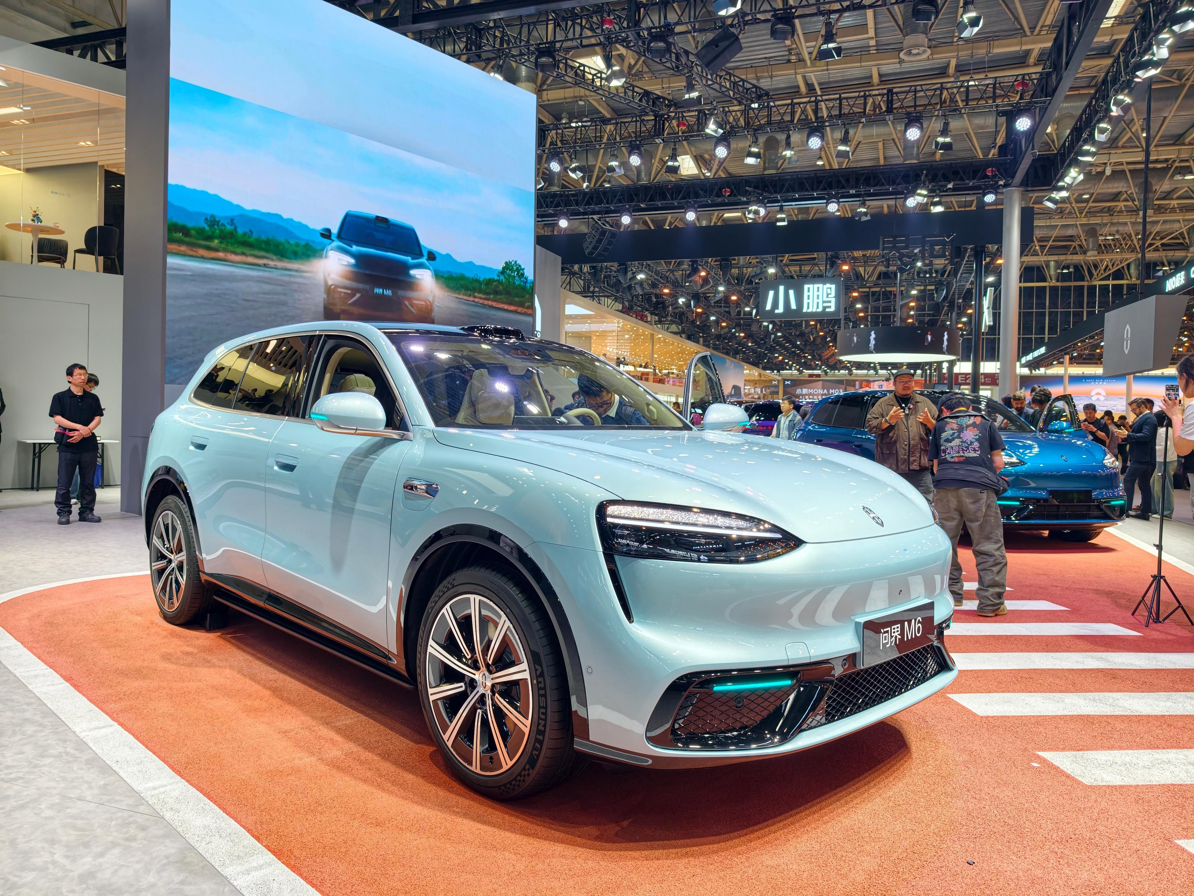 逛2026北京车展看问界M6，现场好多外国人都围着它看，足以见得咱们中国新豪华的