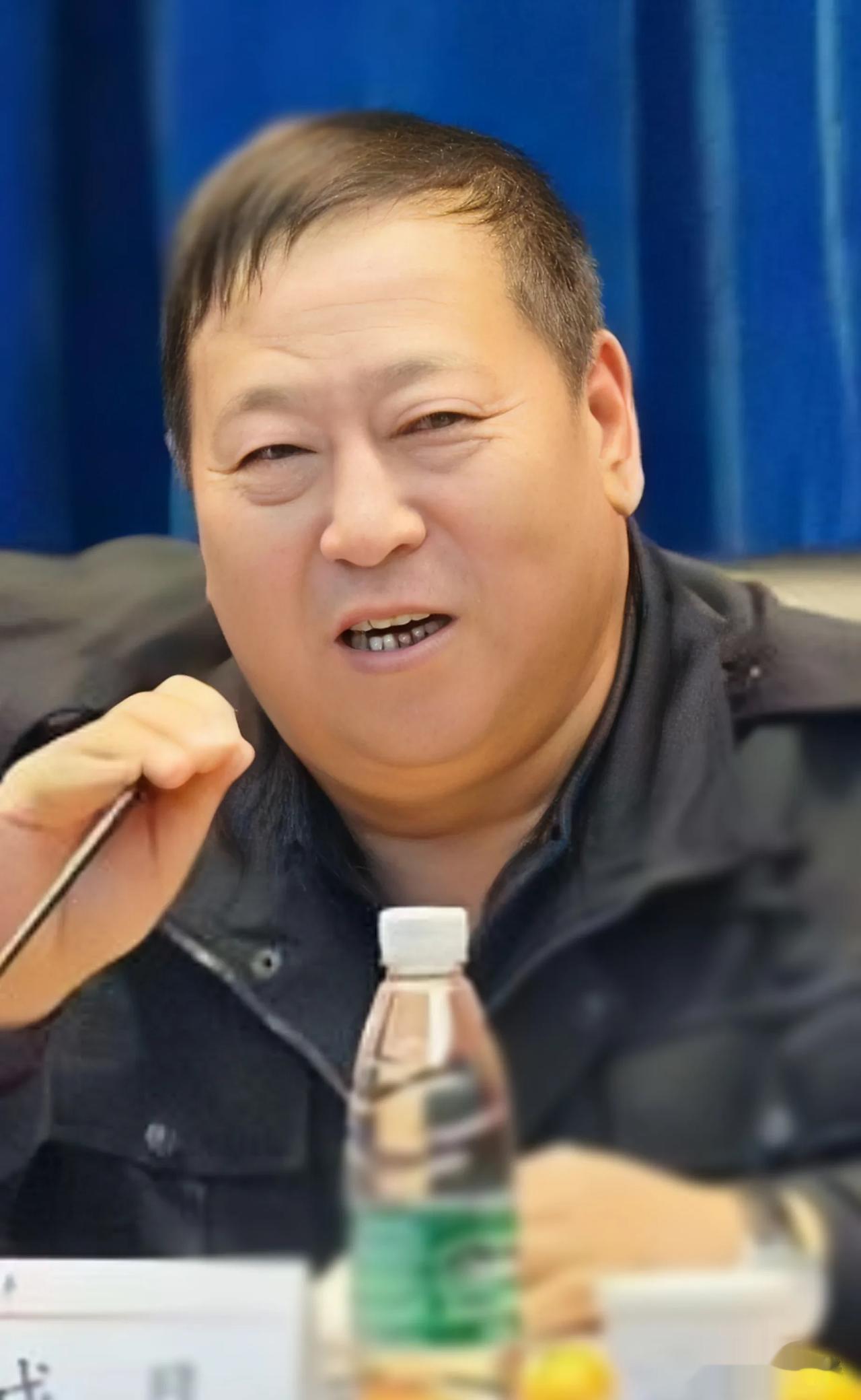为了一个冤死的陌生人，他耗费整整11年时间查明真相，哪怕被迫提前退休，葬送掉个人