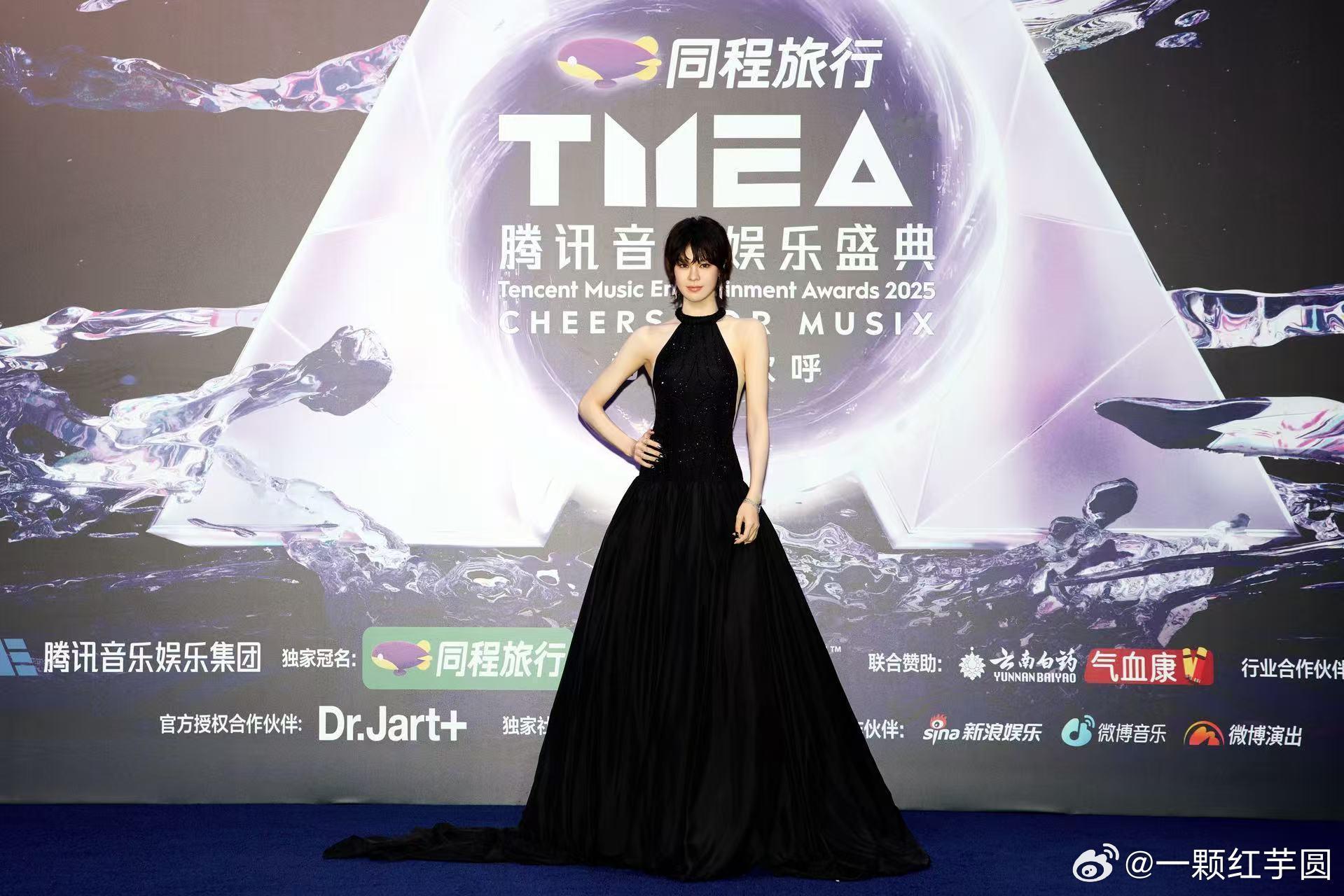 郁可唯二封内地最佳女歌手郁可唯厉害啊，二封内地最佳女歌手，而且是唯一！郁可唯也入