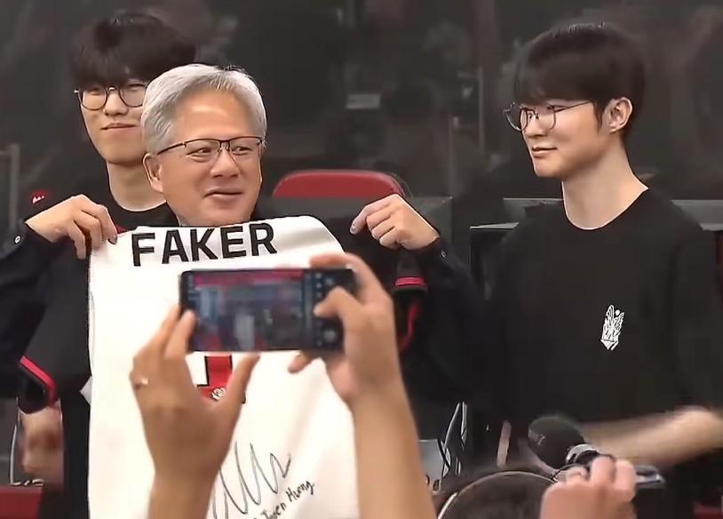 拿到Faker签名队服，黄仁勋算是笑嘻了，这应该是他来KR最主要的目的追星的黄仁