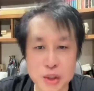 他唱《水手》的时候，没人知道他后来会瘸着腿跑遍大陆的舞台。
不是没赚过钱，是真有