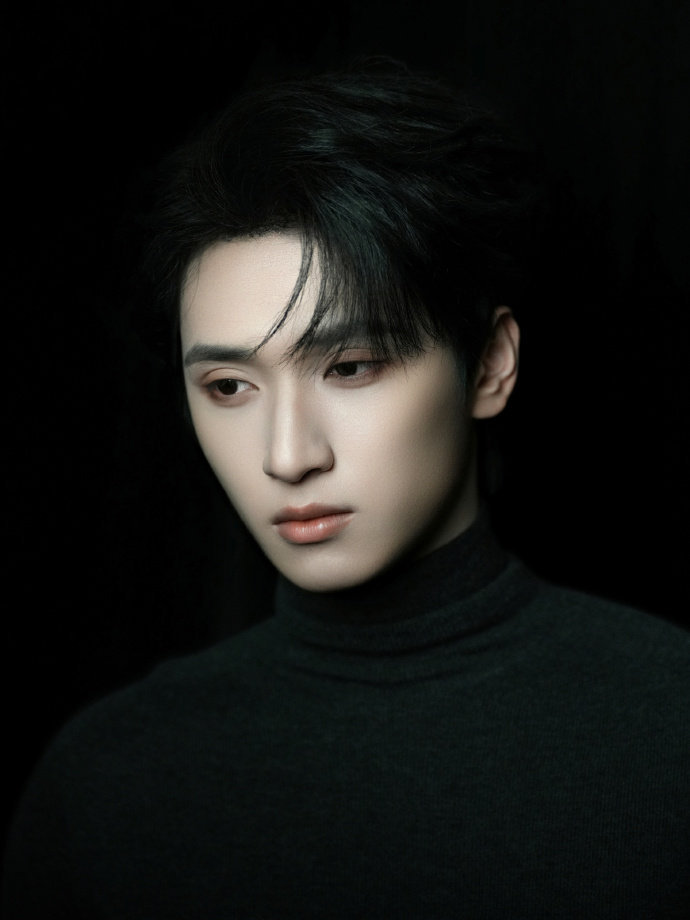 严浩翔紧身黑高领怼脸照严浩翔的拍照表情管理 严浩翔紧身黑高领怼脸照，严浩翔的拍照