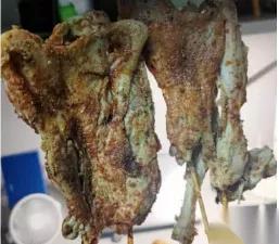 太离谱了！

几百把新椅子

居然在店门口被人顺走一半？

四川遂宁那家即将开业